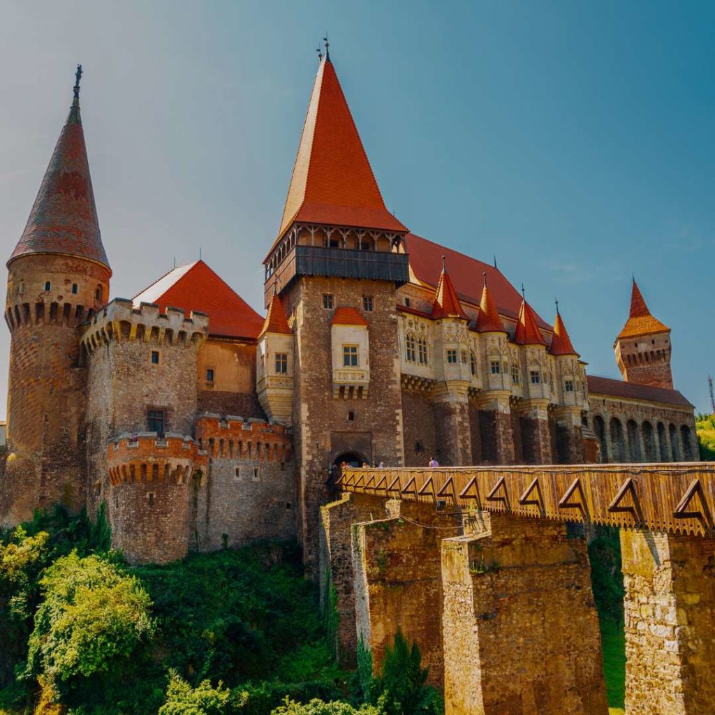 espectacular castillo en Rumanía, uno de los mejores destinos para viajar en septiembre